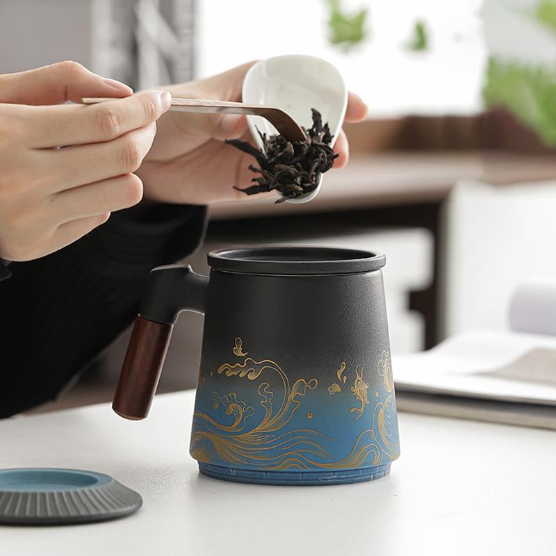 the ceramic tea mug with lid, reusable infuser and wooden handle