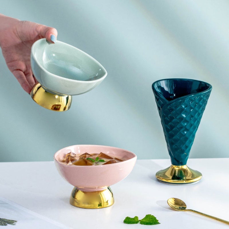 Tasse et bol à dessert en porcelaine avec cornet de crème glacée