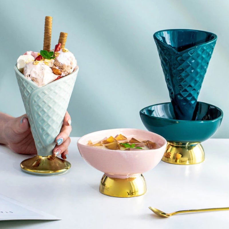 Cuenco y taza de postre de porcelana con cono de helado