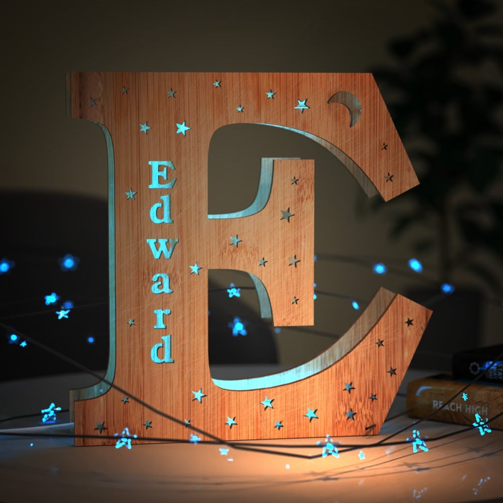 Luz nocturna personalizada con letras de madera
