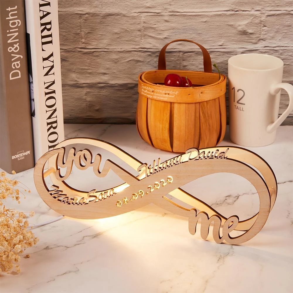 Lámpara de madera grabada Infinity personalizada