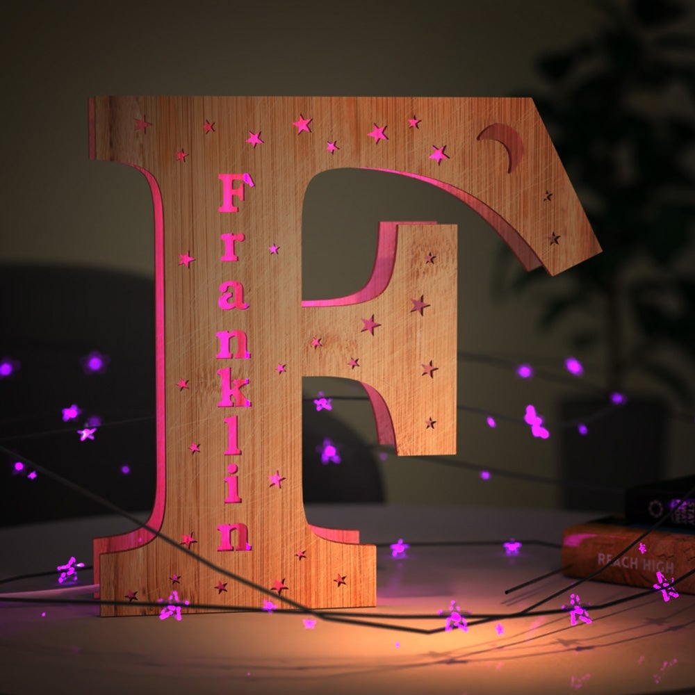 Luz nocturna personalizada con letras de madera