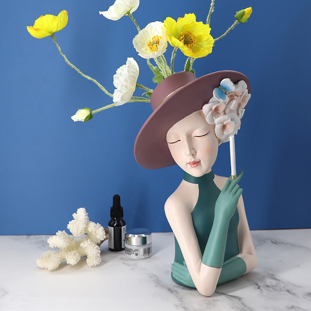 Moderne Mädchen denken Statue Blumenvase