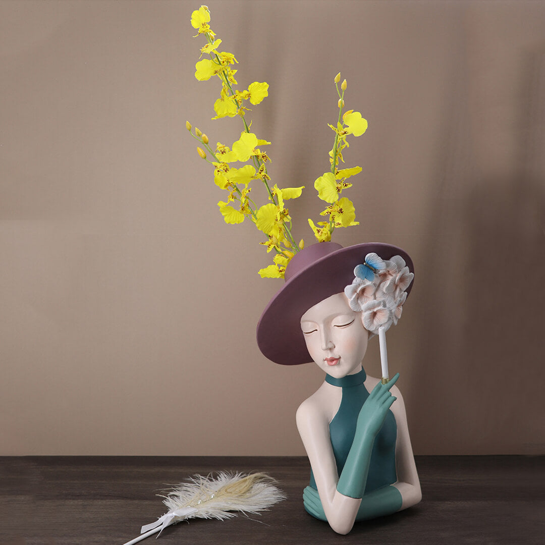 Moderne Mädchen denken Statue Blumenvase