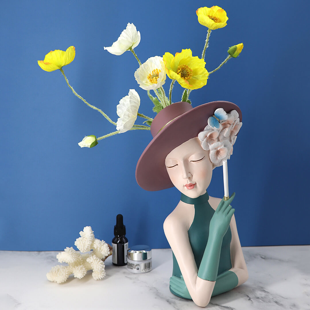 Moderne Mädchen denken Statue Blumenvase