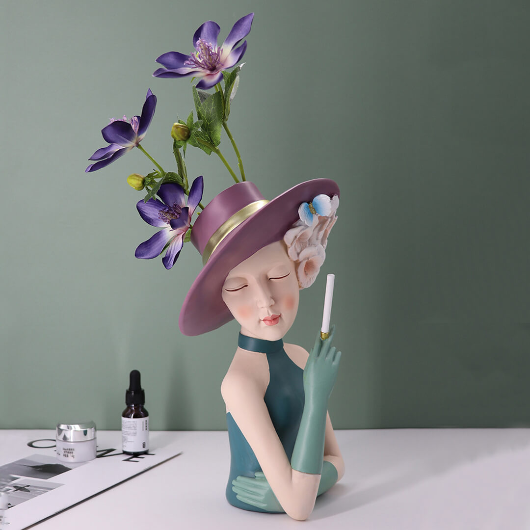 Moderne Mädchen denken Statue Blumenvase