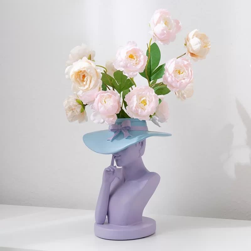 Vaso di fiori con statua di ragazza moderna