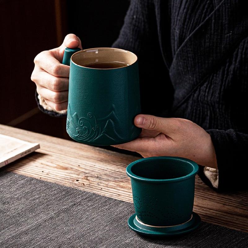 Tazza da caffè e tè con onde verdi