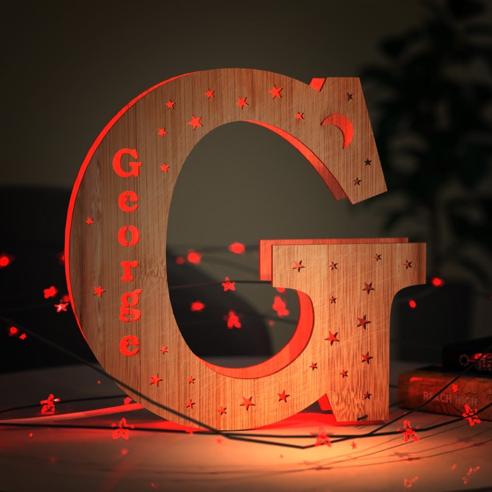 Luz nocturna personalizada con letras de madera
