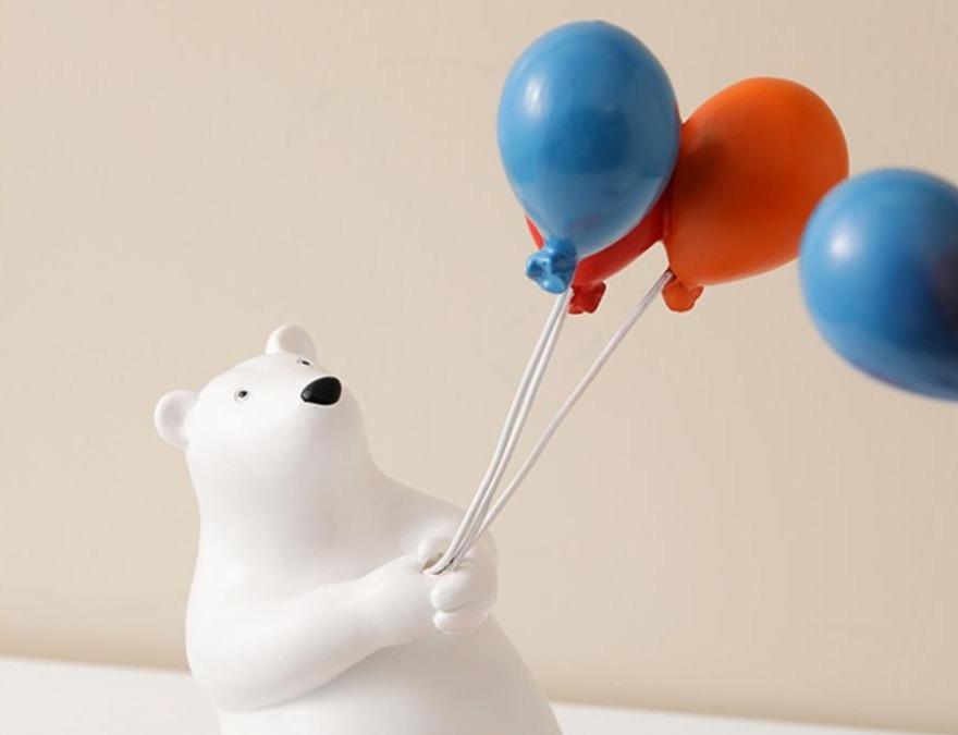 Ballon-surfender Eisbär