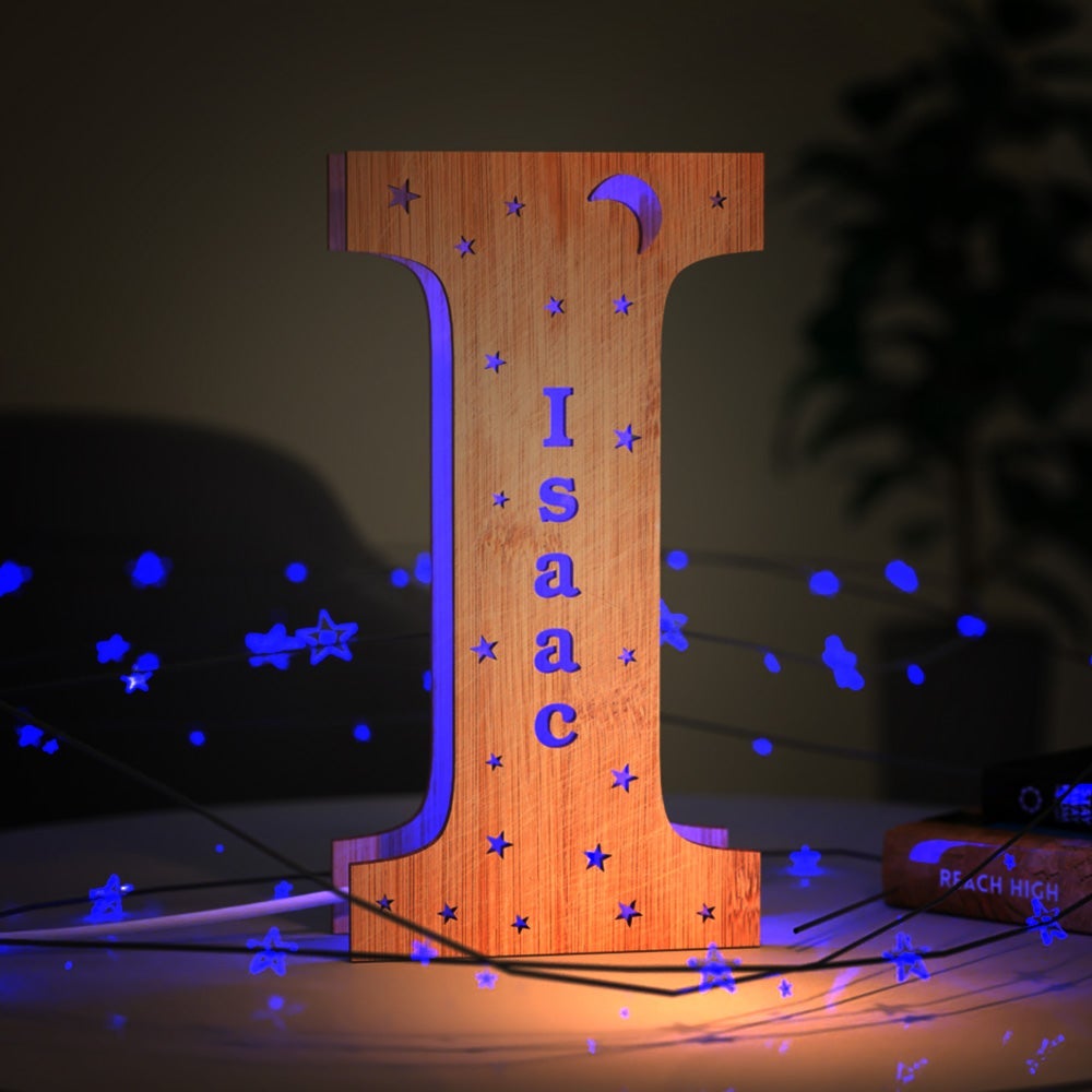 Luz nocturna personalizada con letras de madera