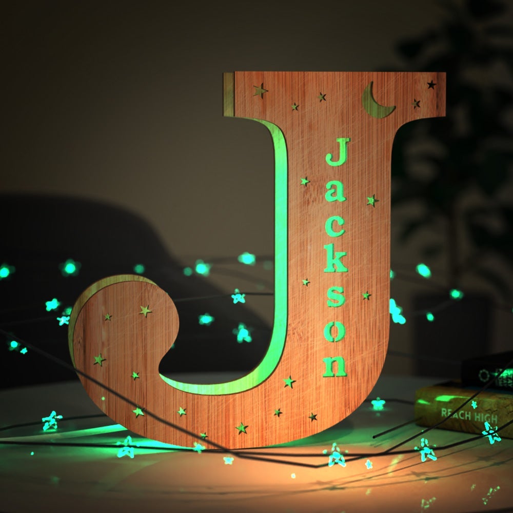 Luz nocturna personalizada con letras de madera