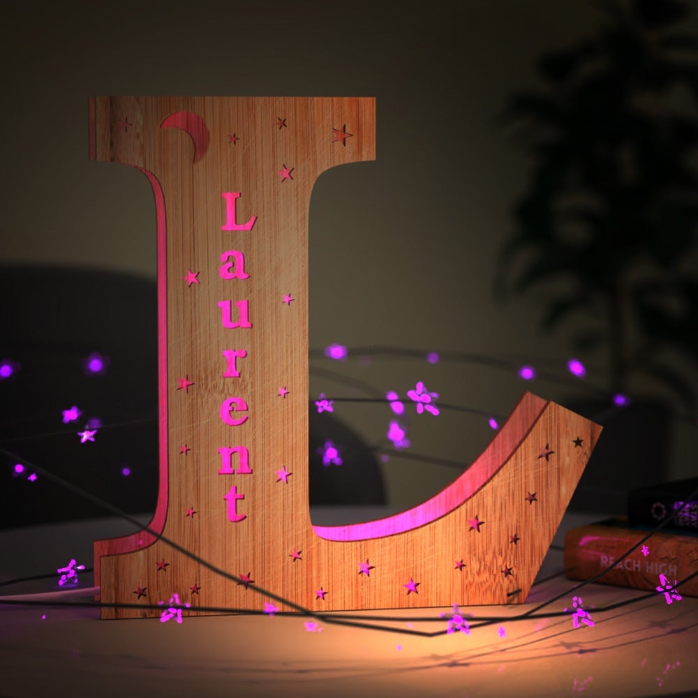 Luz nocturna personalizada con letras de madera