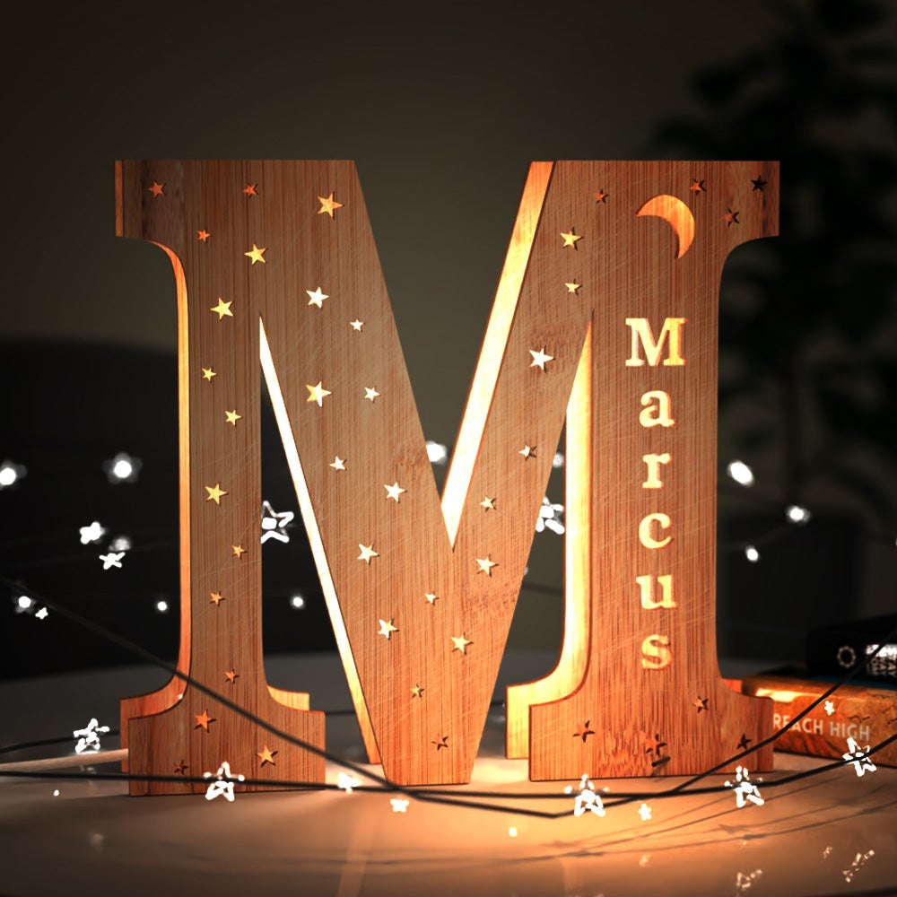 Luz nocturna personalizada con letras de madera