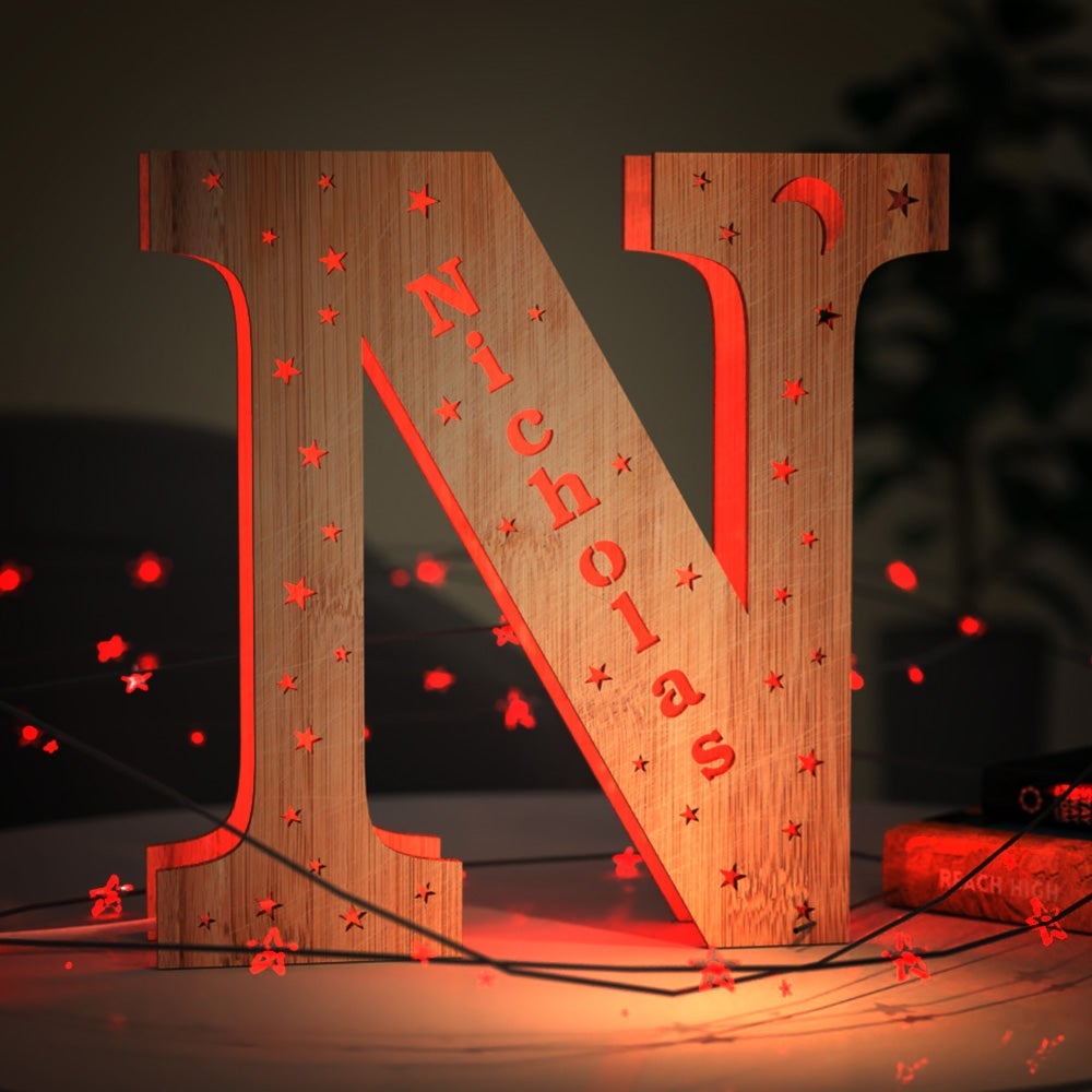Luz nocturna personalizada con letras de madera