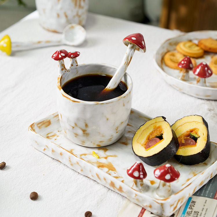 Tazza e piatto di funghi con pizzico di mano creativa