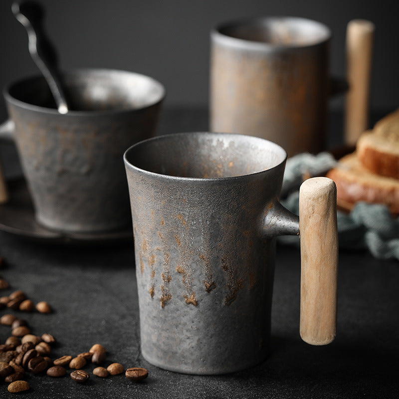 Taza vintage de cerámica con mango de madera