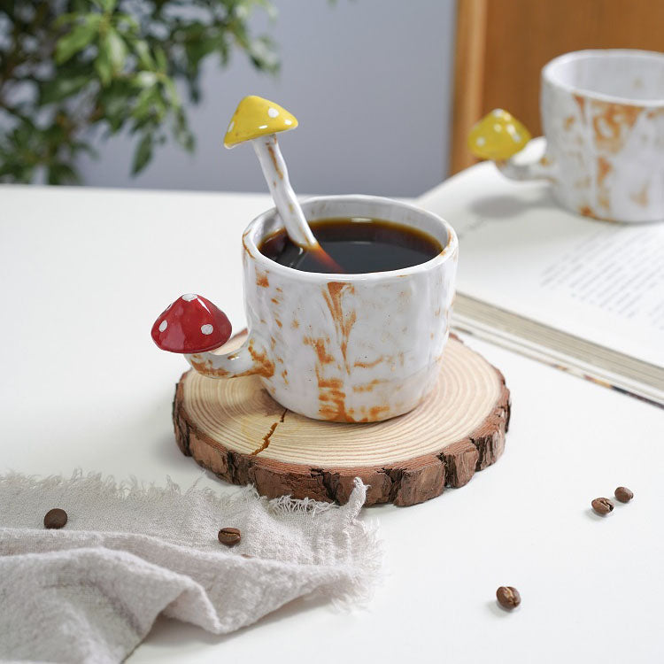 Tazza e piatto di funghi con pizzico di mano creativa