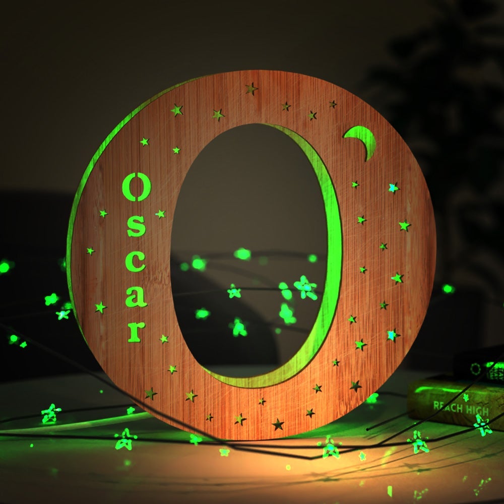 Luz nocturna personalizada con letras de madera