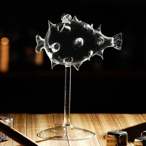 Copa de cóctel en forma de pez globo con pajita de vidrio