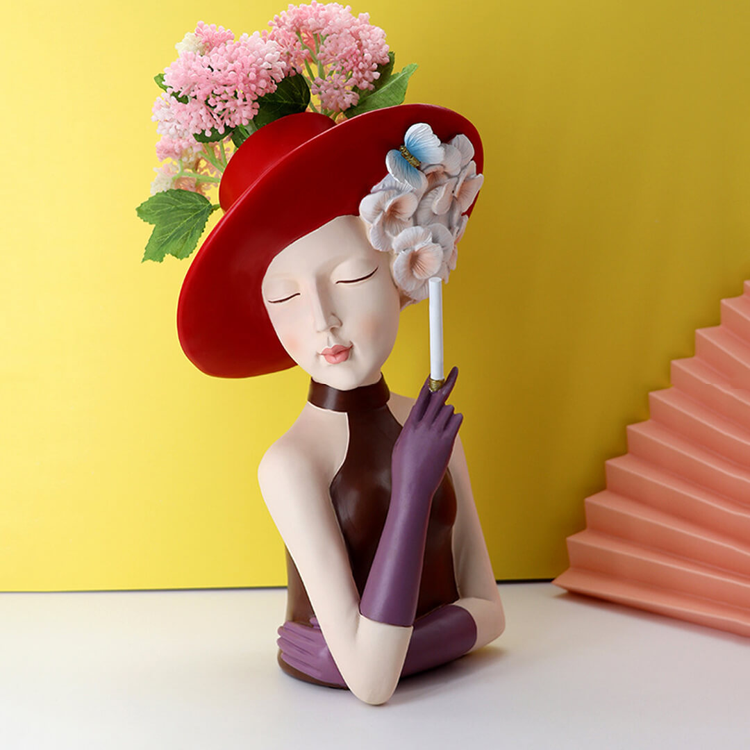 Moderne Mädchen denken Statue Blumenvase