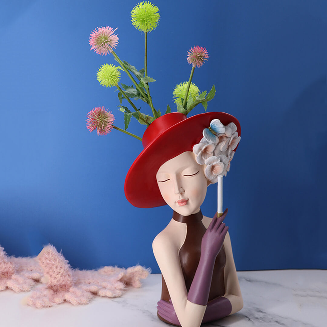 Moderne Mädchen denken Statue Blumenvase