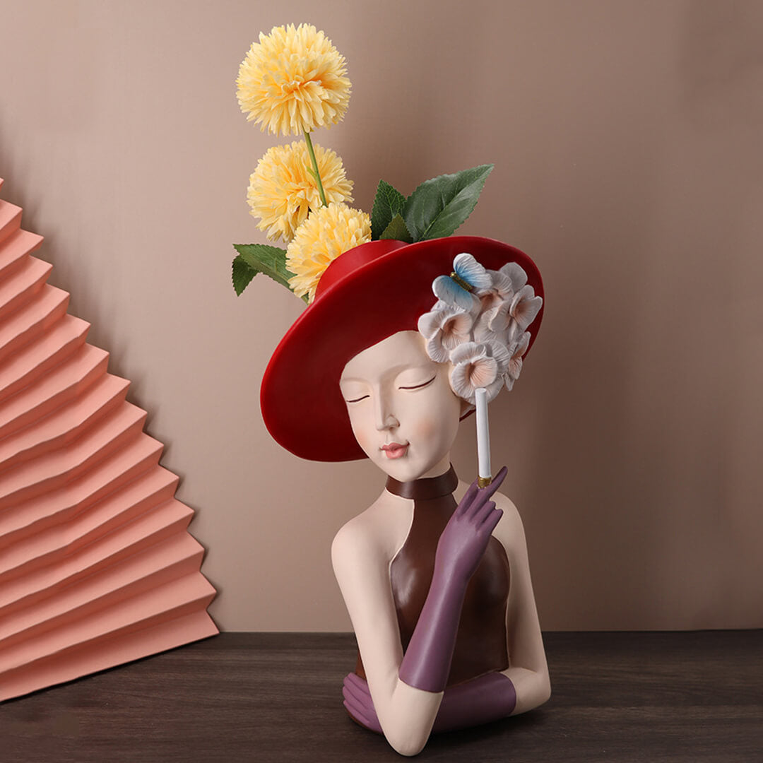 Moderne Mädchen denken Statue Blumenvase