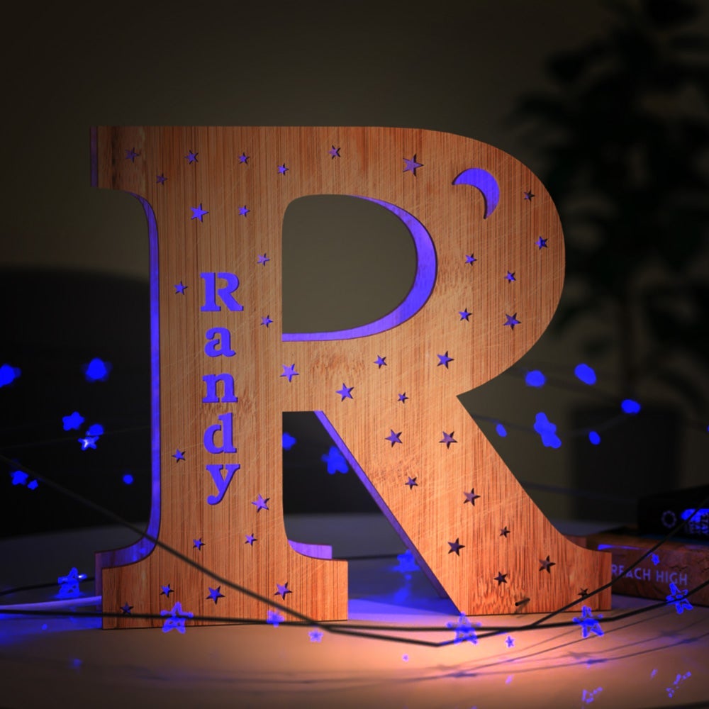 Luz nocturna personalizada con letras de madera