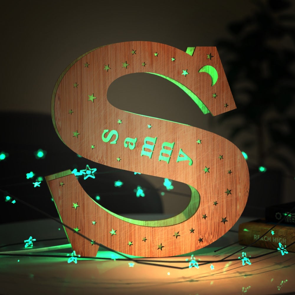 Luz nocturna personalizada con letras de madera