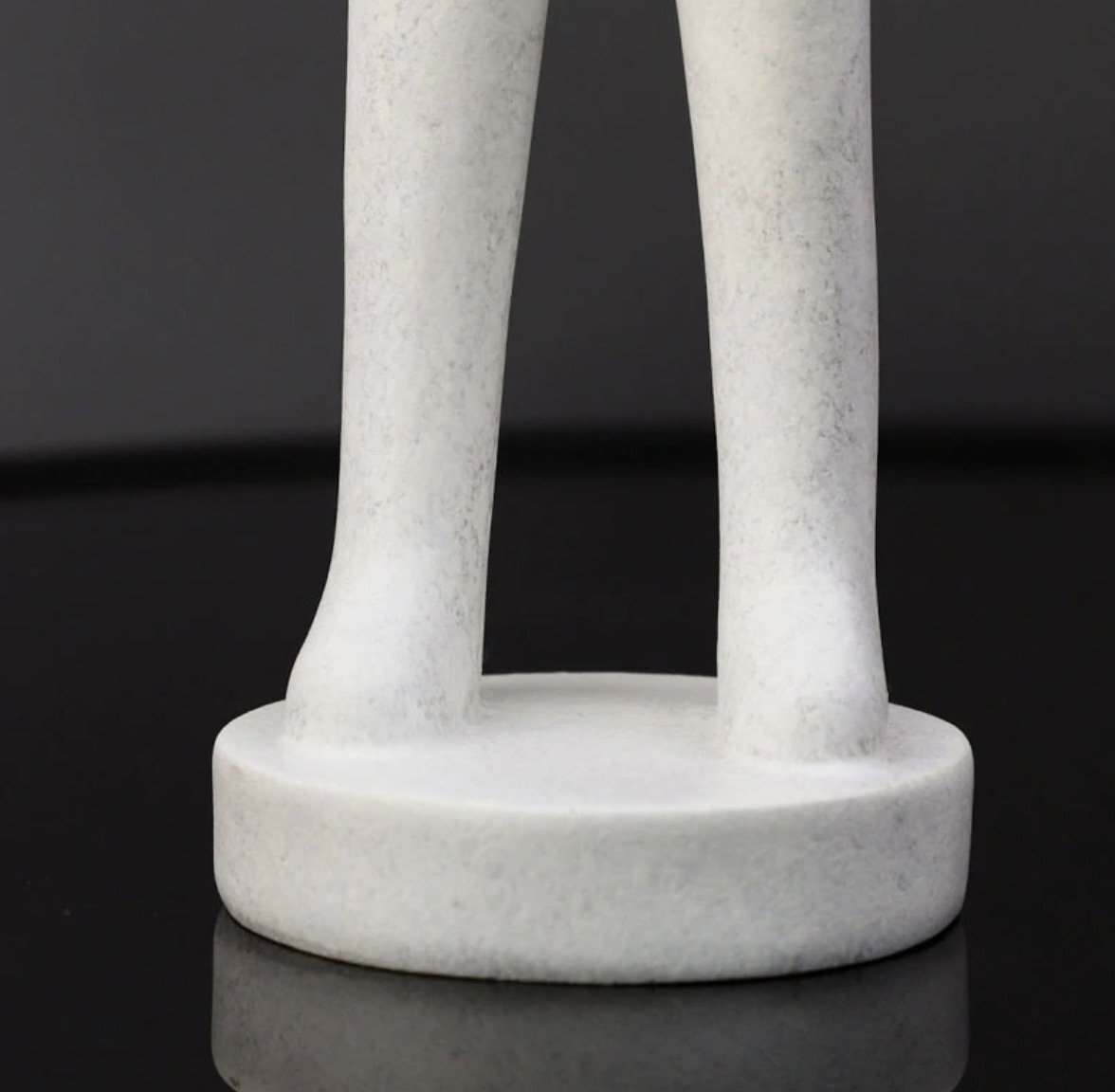 Estatua de personas abstractas