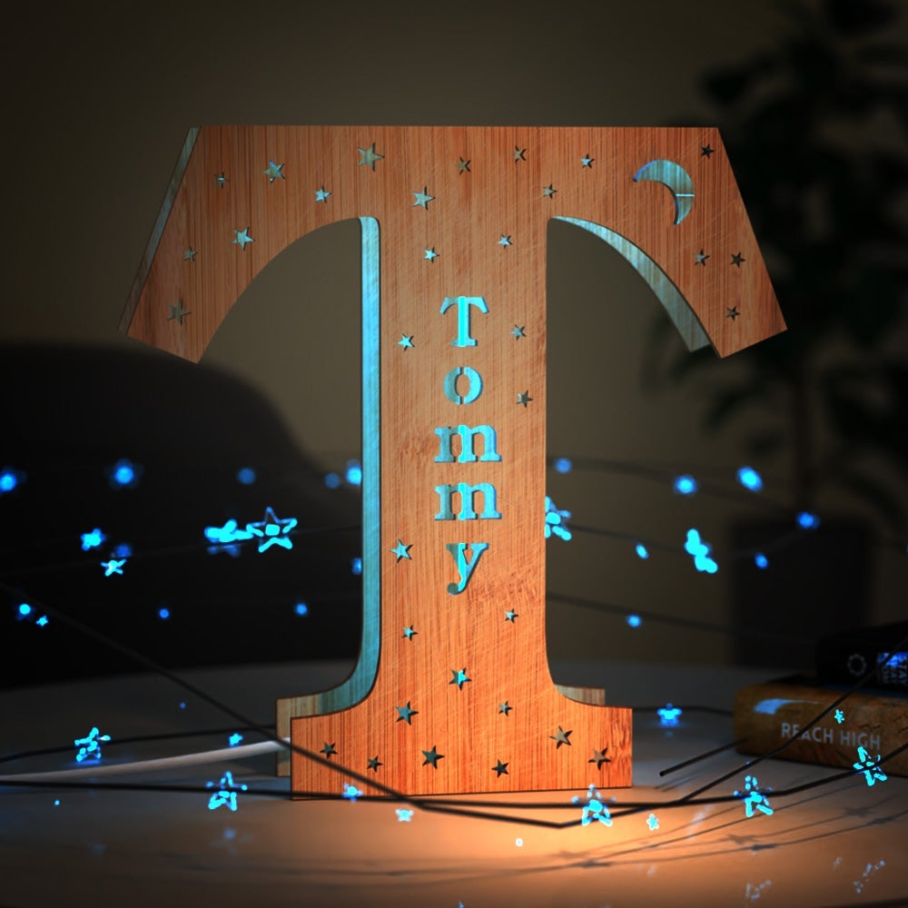 Luz nocturna personalizada con letras de madera