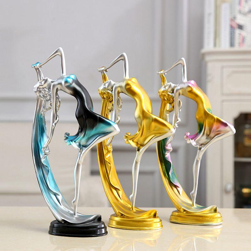 Figurines de danseurs modernes