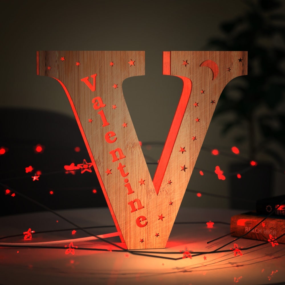Luz nocturna personalizada con letras de madera