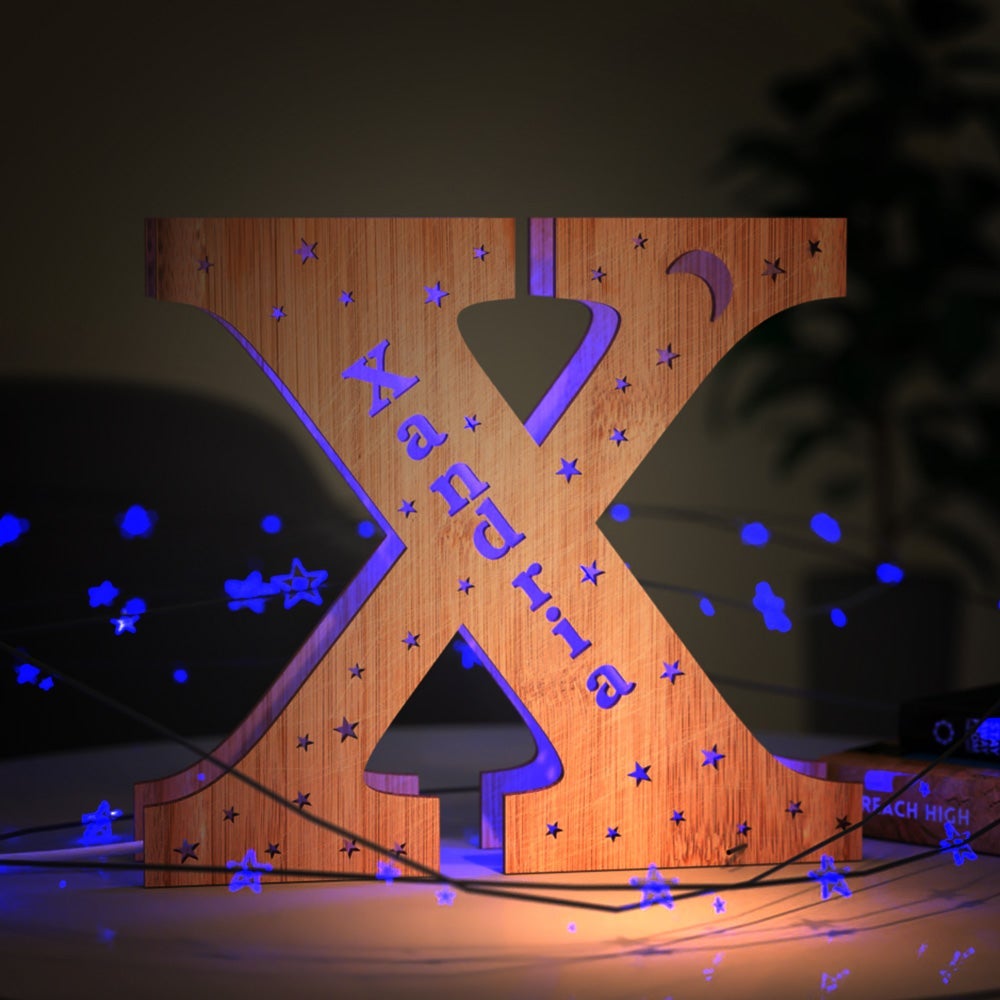 Luz nocturna personalizada con letras de madera