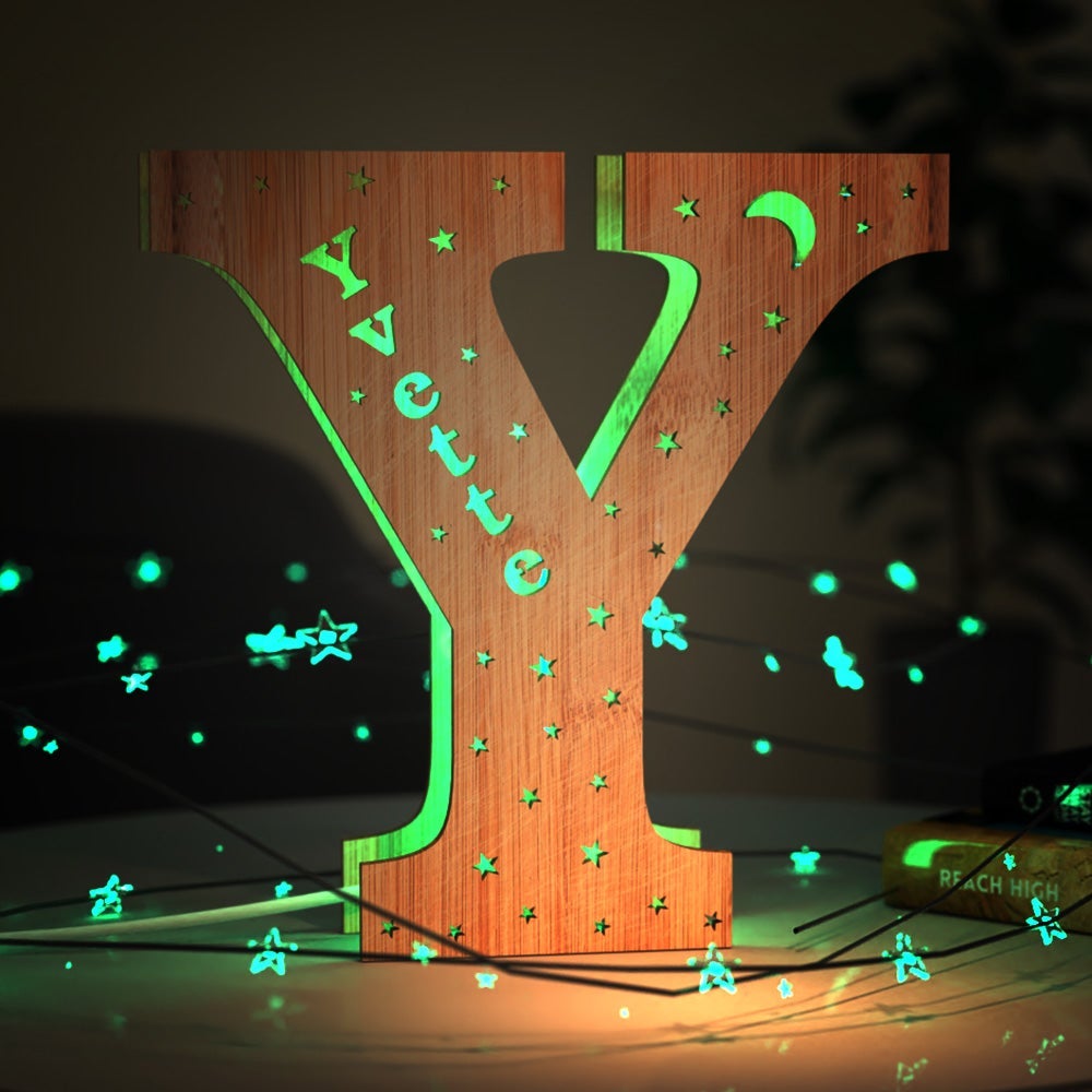 Luz nocturna personalizada con letras de madera