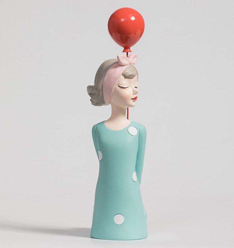 Ragazza Di Stile Retrò Con Palloncini