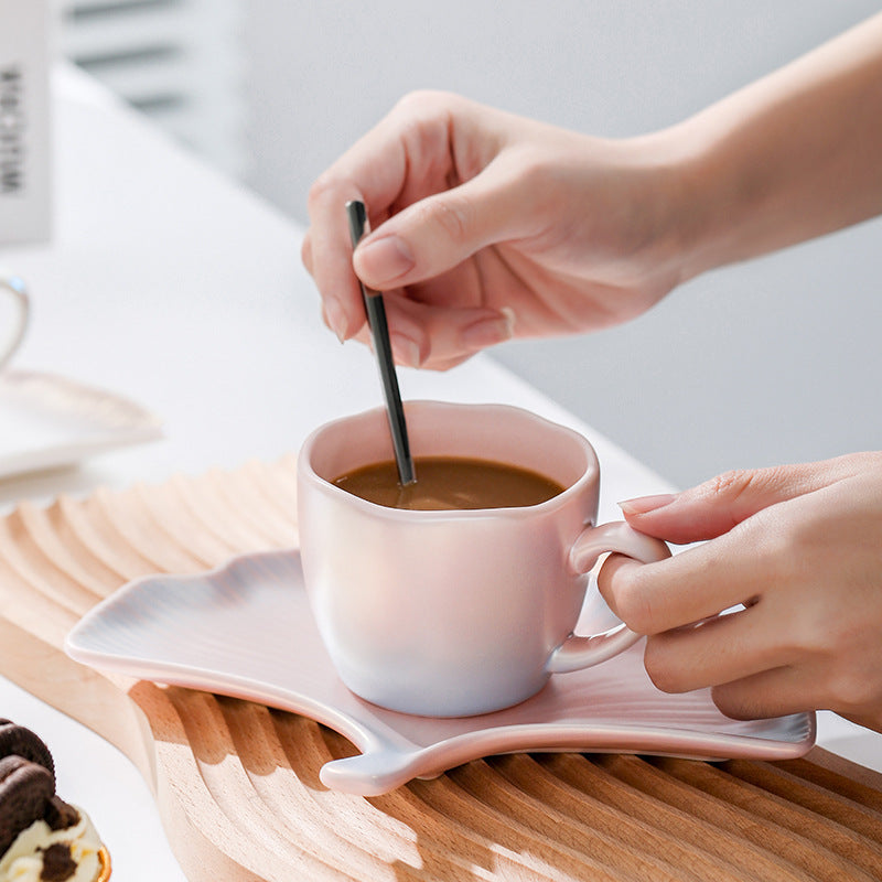 Tazza e piattino colorati con glassa perlata