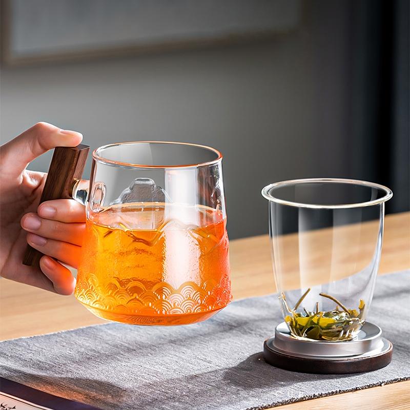 Brewing fresh tea in a tea mug with a strainer