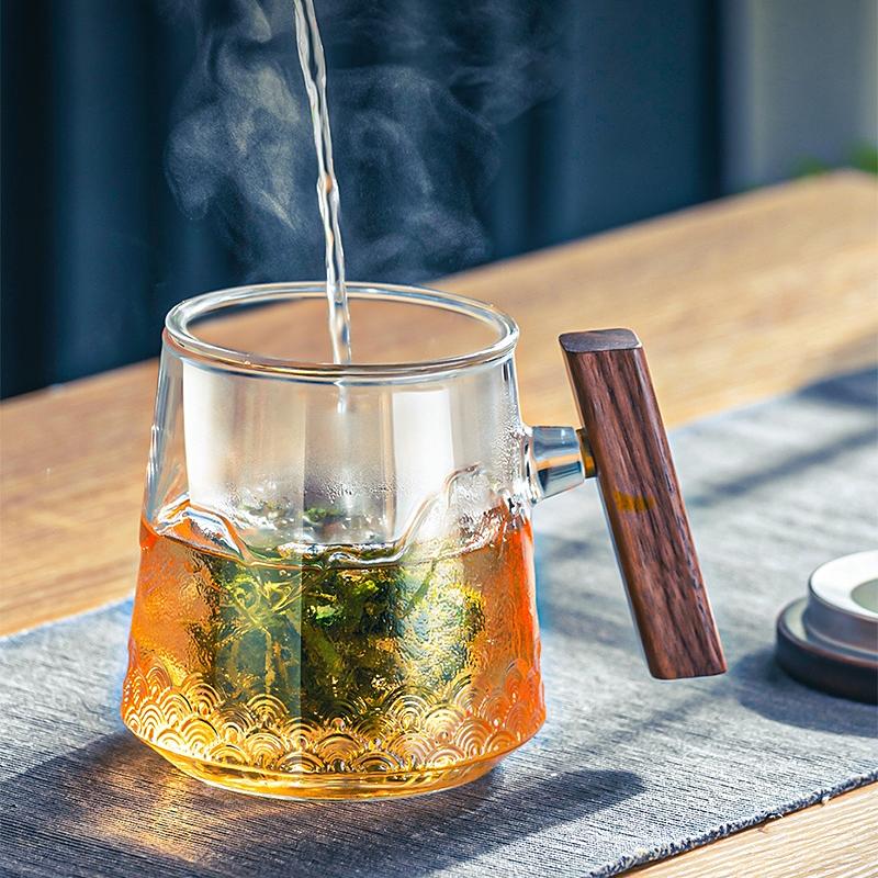 Brewing fresh tea in a tea mug with a strainer