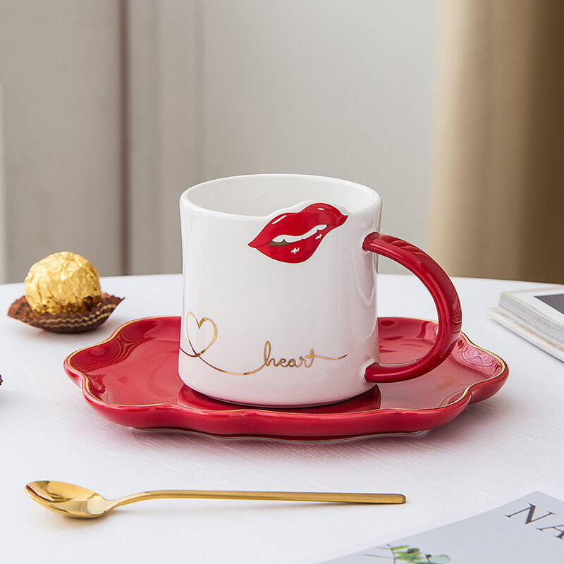 Taza de café con platillo de labios rojos sexy