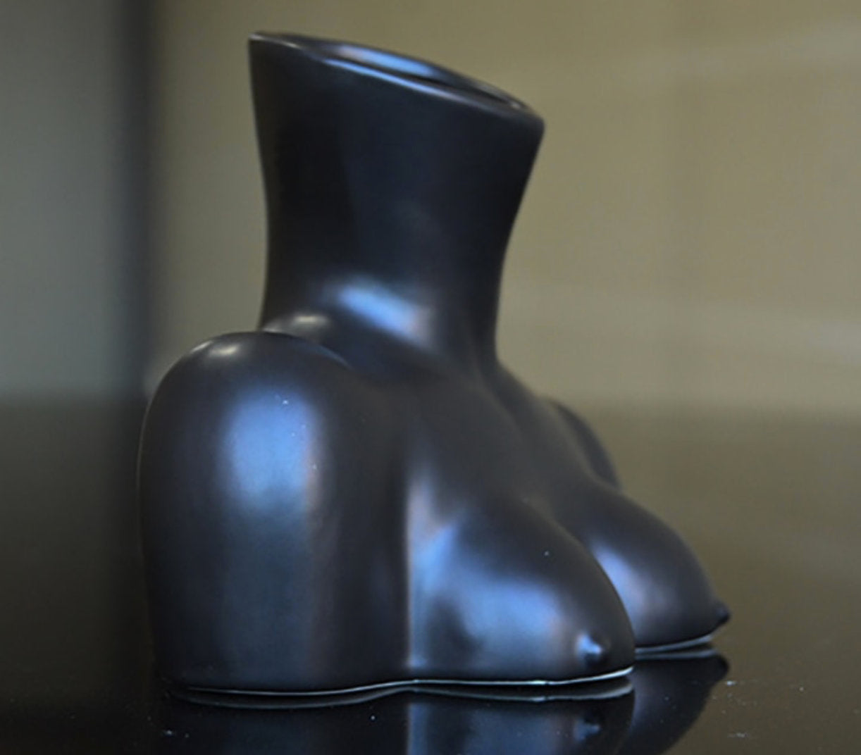Body-Art-Statuen-Vase
