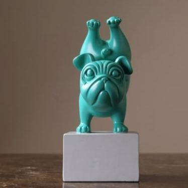 Escultura de bulldog de yoga