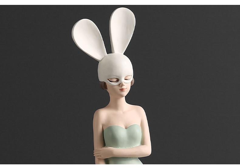 Chica de ensueño con máscara de conejo