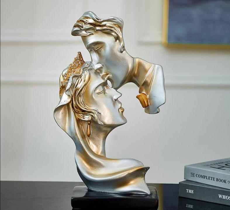 Statua che bacia sulla fronte