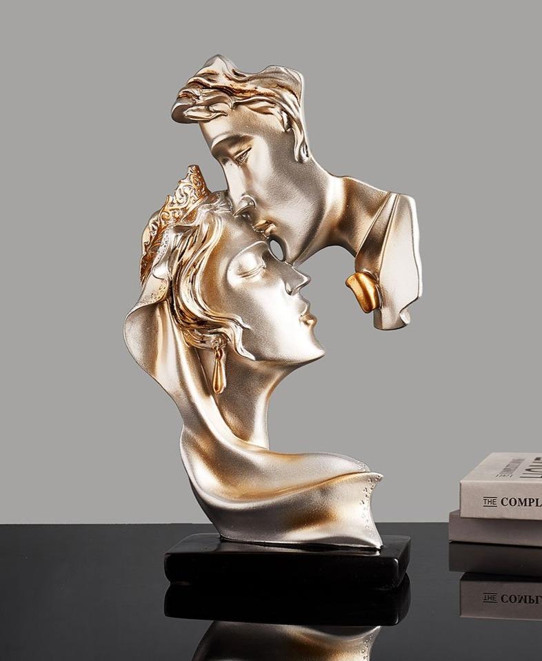 Statua che bacia sulla fronte