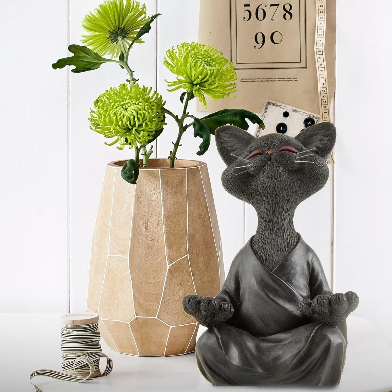 Escultura de gato zen