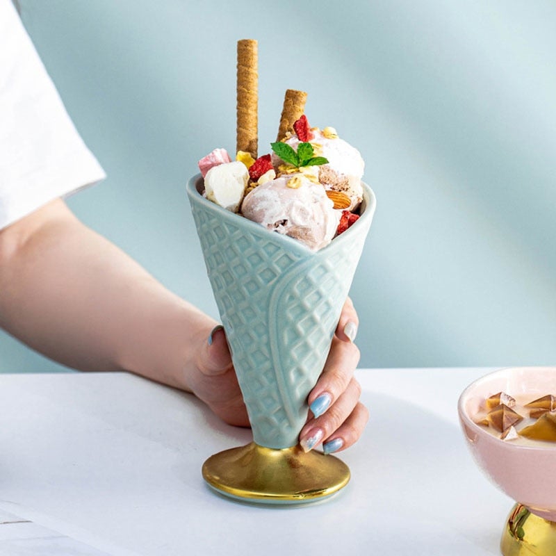 Cuenco y taza de postre de porcelana con cono de helado