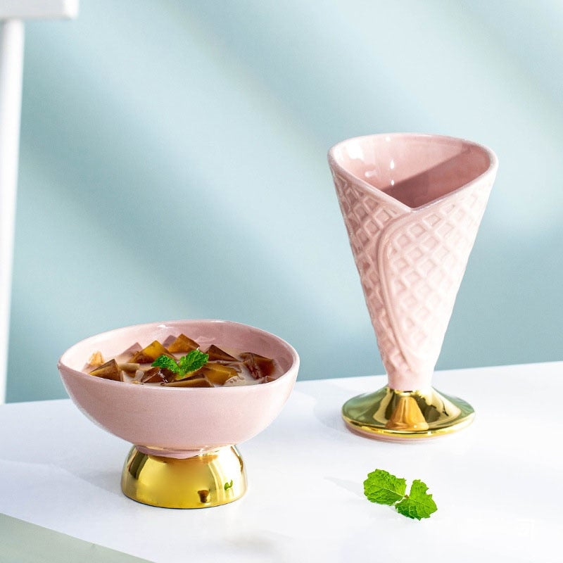 Tasse et bol à dessert en porcelaine avec cornet de crème glacée