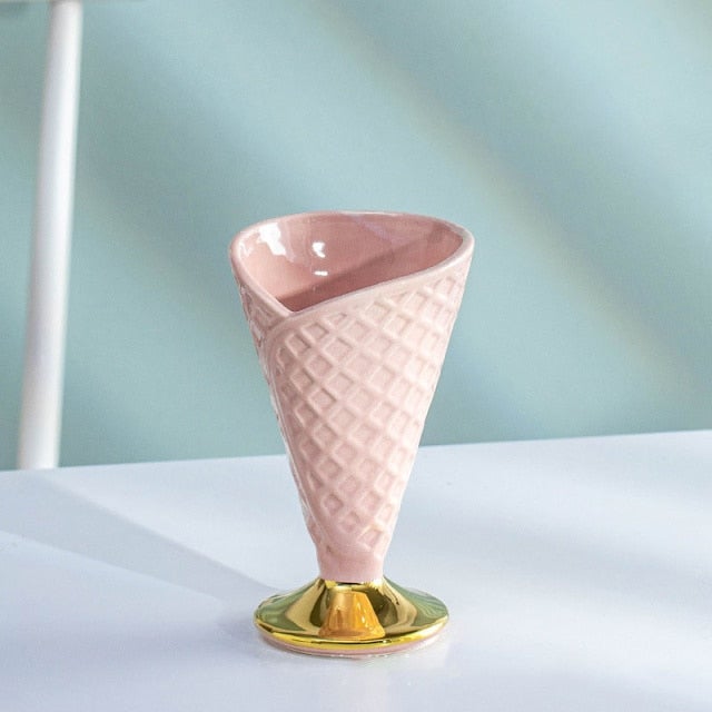 Tasse et bol à dessert en porcelaine avec cornet de crème glacée