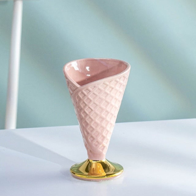 Cuenco y taza de postre de porcelana con cono de helado